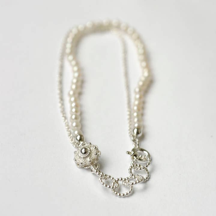 Zeeuwse knoop armband met witte parel voor wholesale door Hester Zagt Sieraden