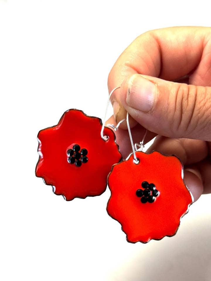 Boucles d'oreilles Poppy, émail orange flamme pour la vente par Magpie Mouse Studios
