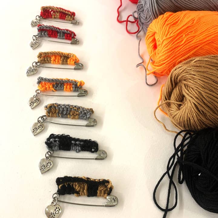 TRICOT PIN gold - metal brooch with tricot detail and heart charm ~ Unique pieces for wholesale by Atisha Spiritual Shop