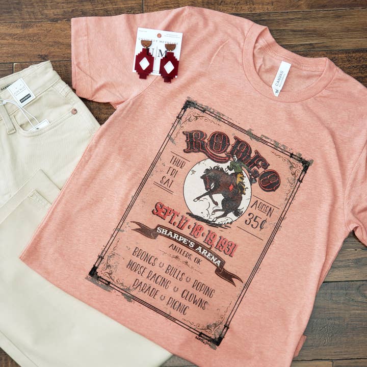 Coucher de soleil chiné T-shirt graphique vintage avec affiche de rodéo en vente sur Faire