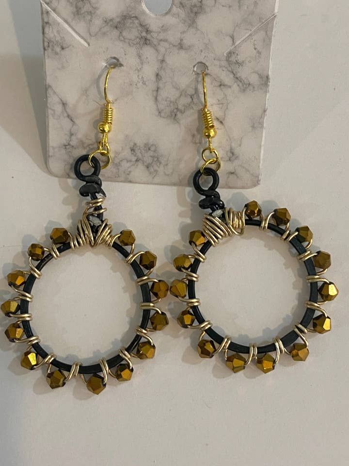 Cirkelvormige Hoepeloorbellen: zwarte/gouden kristallen voor wholesale door Angela Catirina Jones