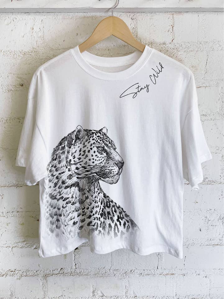STAY WILD LEOPARD GRAFISK LÅNG CROP TOP för wholesale av Rustee Clothing