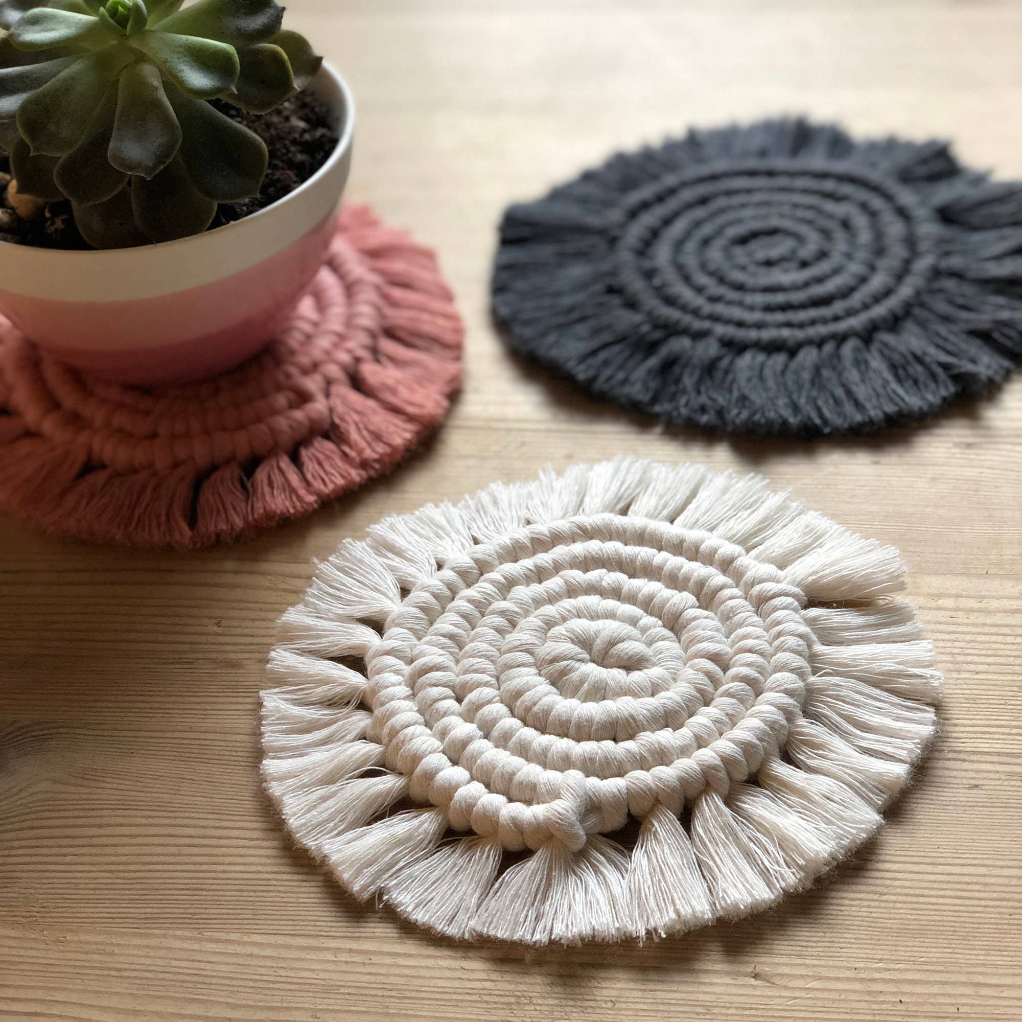 Bergin & Bath - Venta al por mayor Kit de manualidades - Kit de Macramé Posavasos - Rosa Rubor, Verde Laurel y Beige4