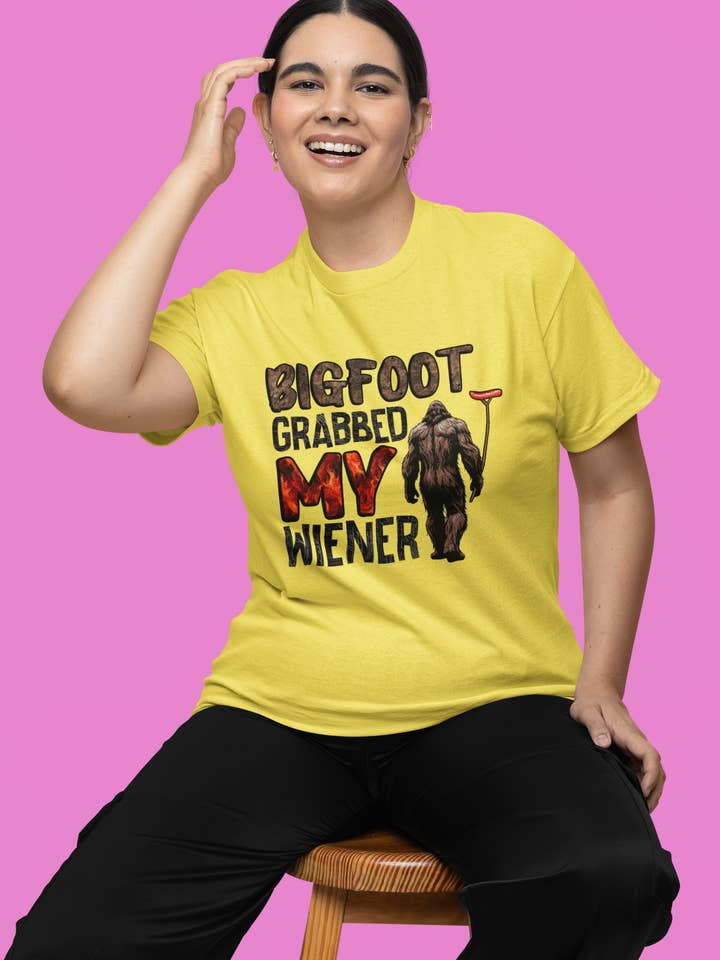 Squatchin’ Country - Venta al por mayor Camiseta estampada - Unisex - Bigfoot agarró mi camiseta de salchicha (amarilla)3