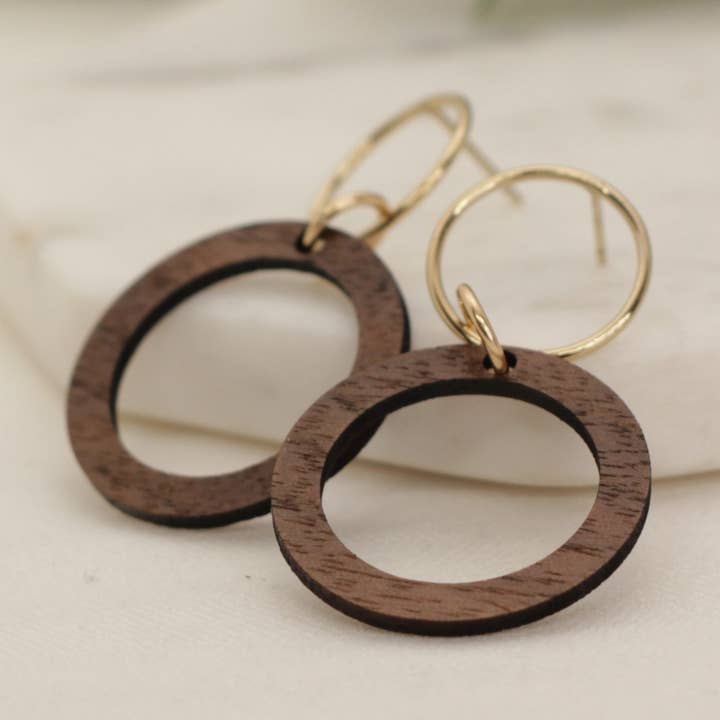Orecchini pendenti a doppio cerchio in legno di noce e oro per la vendita all'ingrosso da parte di Little Blue Jewelry + Displays by M3 Custom Designs