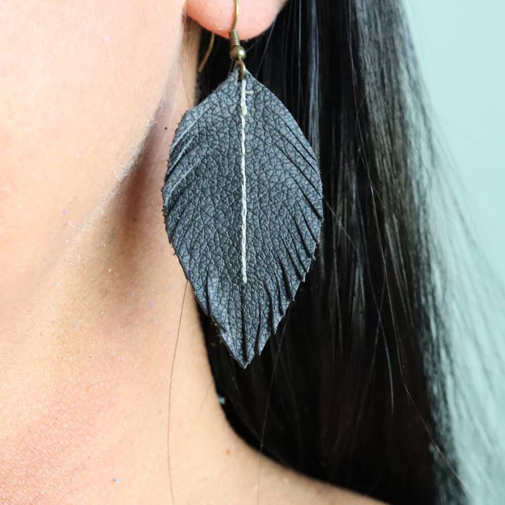 Inspired by Jenna - Venta al por mayor Pendientes colgantes - Pendientes de plumas de cuero negro (4 tamaños)2