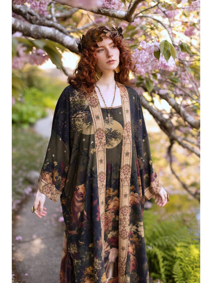 Market of Stars (Worldwide) – Großhandel Kimono – Damen – Der Messenger-Opernstaubmantel mit Jeanne d'Arc & Blumenmuster3