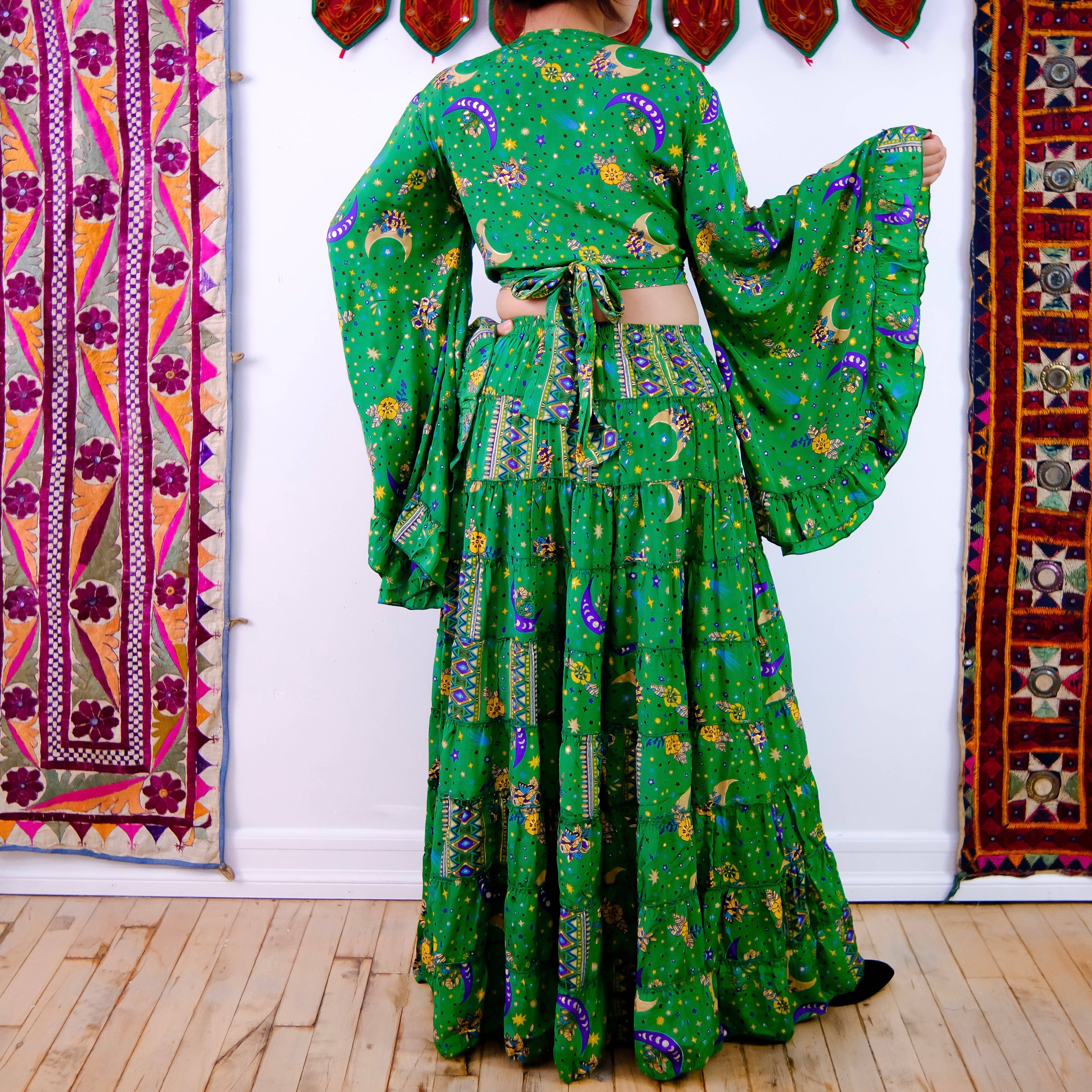 Karma Nepal Crafts – Engroshandel Top- og nederdelsæt - Dame – Flowy Silke Tiered Nederdel Set med Flare ærmet Top3