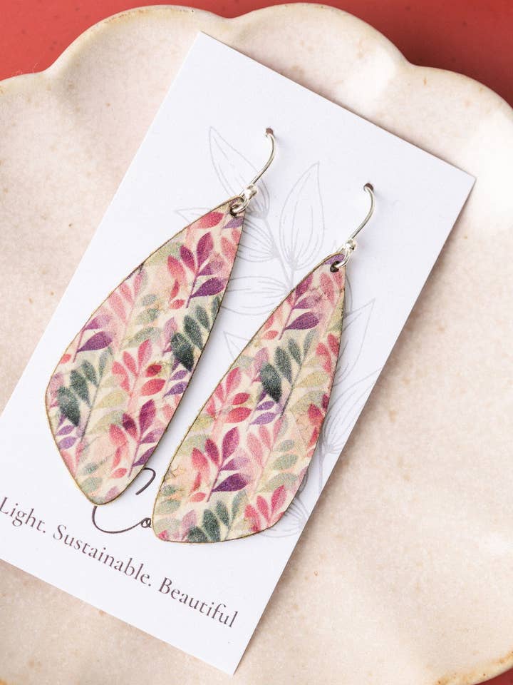 Grønne og Fuchsia Blade Kork Øreringe - Lille Vinge for engroshandel hos Hello Lovely Cork Co.