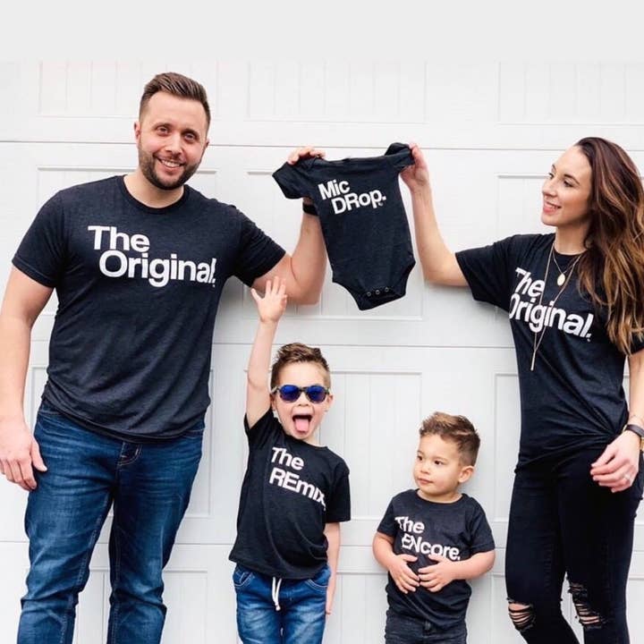 KaAn's Designs - Wholesale T-shirt met print - Uniseks - The Original The Remix The Encore® Family Matching Shirts - Zwart3