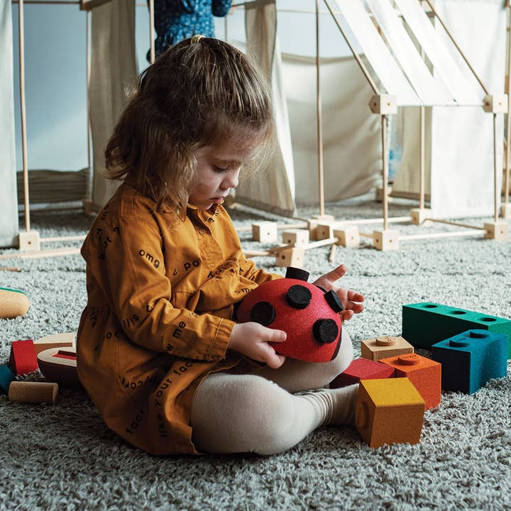 ELOU by Valoris – Großhandel Holzspielzeug – Kinder – Marienkäfer-Steckspiel aus Holz und Kork2