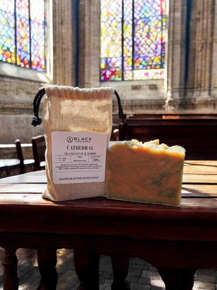 Cathedral - Met wierook en mirre geurende gezichts- en lichaamszeep voor wholesale door Black Cauldron Soap Co.
