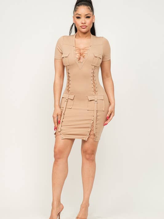 Robe moulante à manches courtes et poches pour la vente par Belita Collection