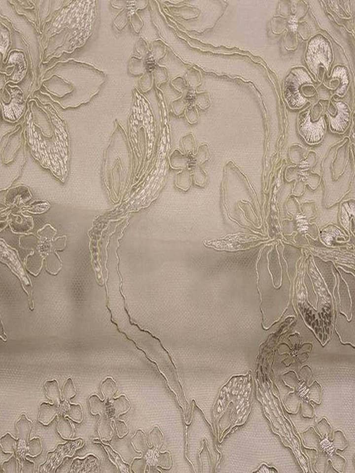 Tissu en maille brodé HOLIDAY. Matériau en filet en dentelle idéal pour la couture, les robes, les jupes, les voiles pour la vente par Fabrics Star