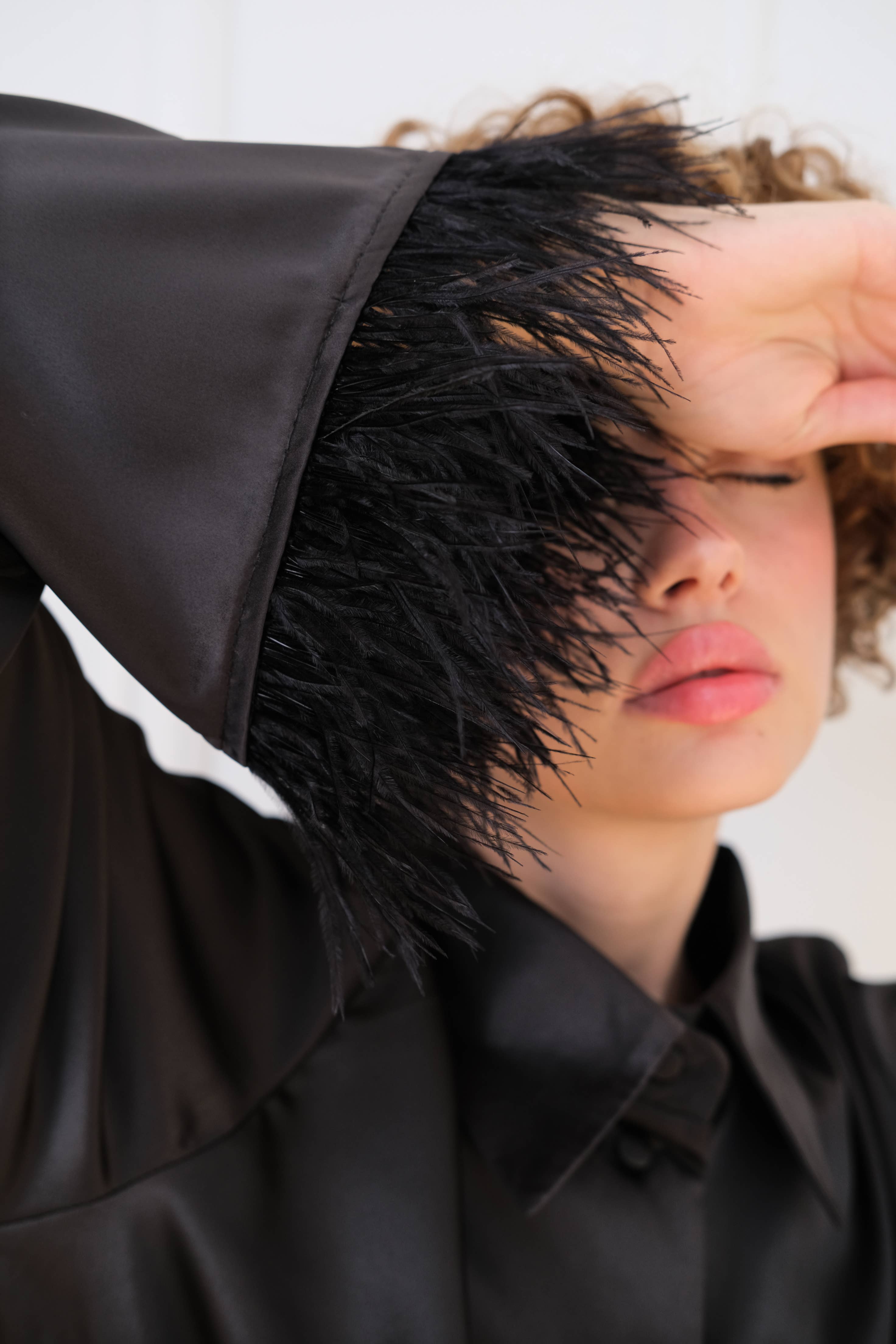 IDENTITY LINGERIE – Großhandel Schlafanzug-Set – Damen – Pyjama-Set aus Seide mit Federn, langer Satin-Pyjama, für Damen, Nachtwäsche6