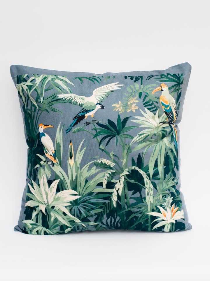 Coussin en velours VELUCCI Home - Faune tropicale pour la vente par AVAGANTE Design