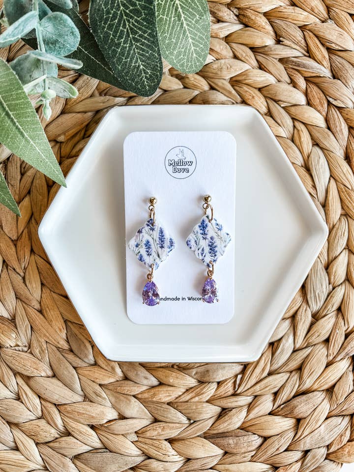 Brinco statement de lavanda primaveril por atacado de Mellow Dove Designs