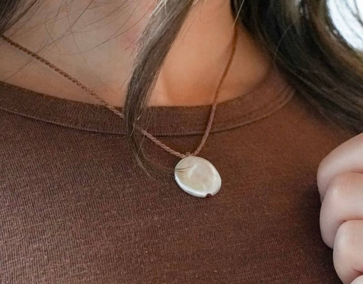 Lily Chartier / Mermaid Rope - Vente Colliers à pendentif - Incroyable perle d'eau douce soufflée blanche OOAK sur corde de sirène2