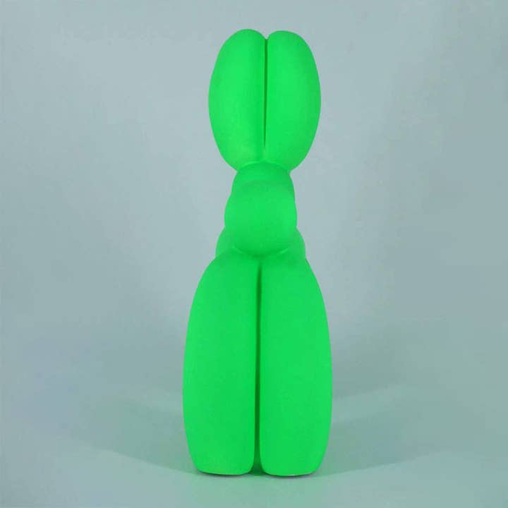 BALLONHUND NEONGRÜN (MATT) – Handbemalte Kunstfigur für den Großhandel von JULIARTE