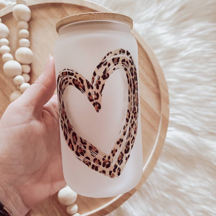 Emma K Designs - Vente Verre/tasse - Tasse en verre givré 16 oz en forme de cœur de léopard avec couvercle en bambou1