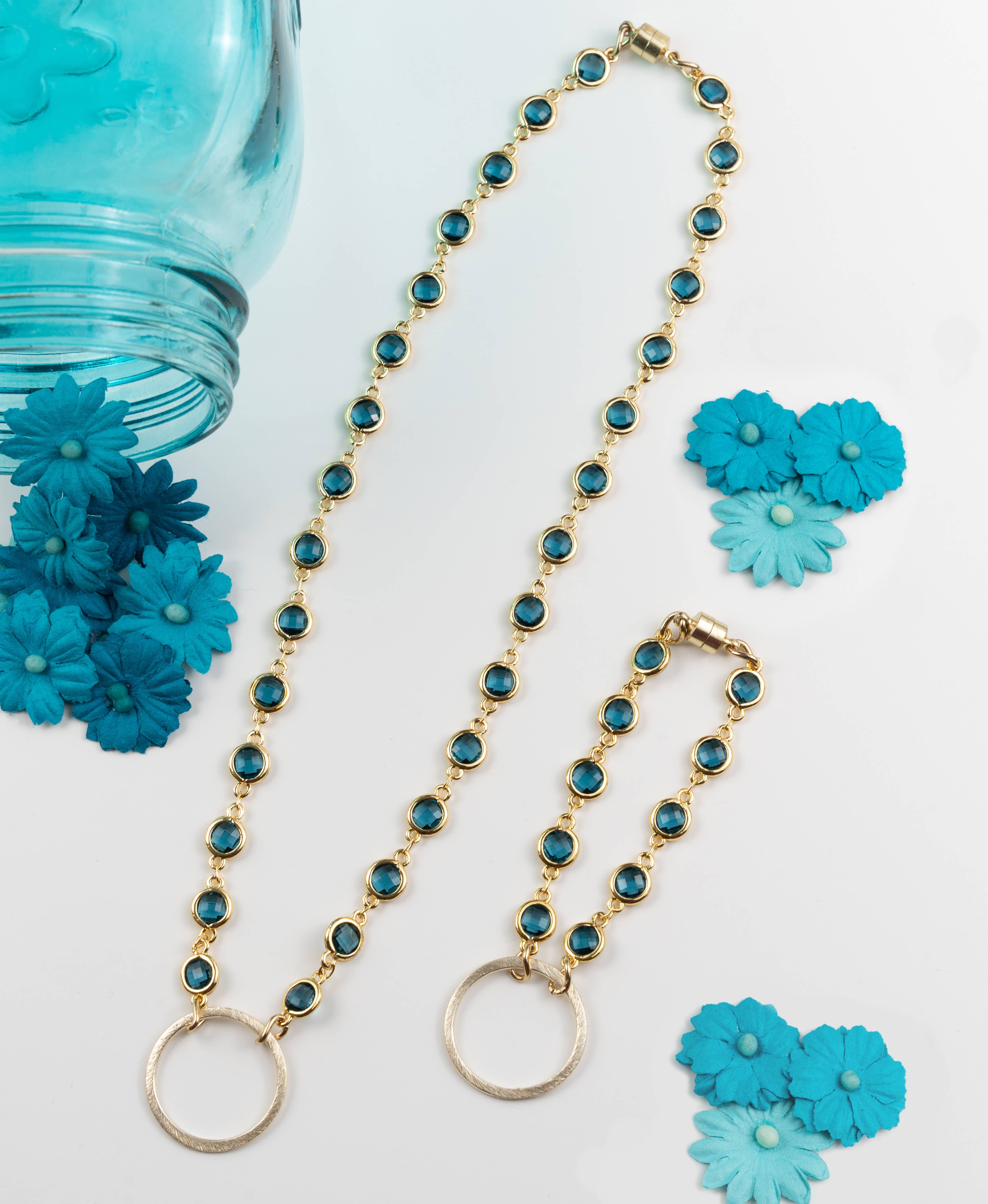 ali & bird jewelry - Vente Bracelets maillon et chaîne - Bracelet Nataly avec cristal bleu mer et chaîne en or1