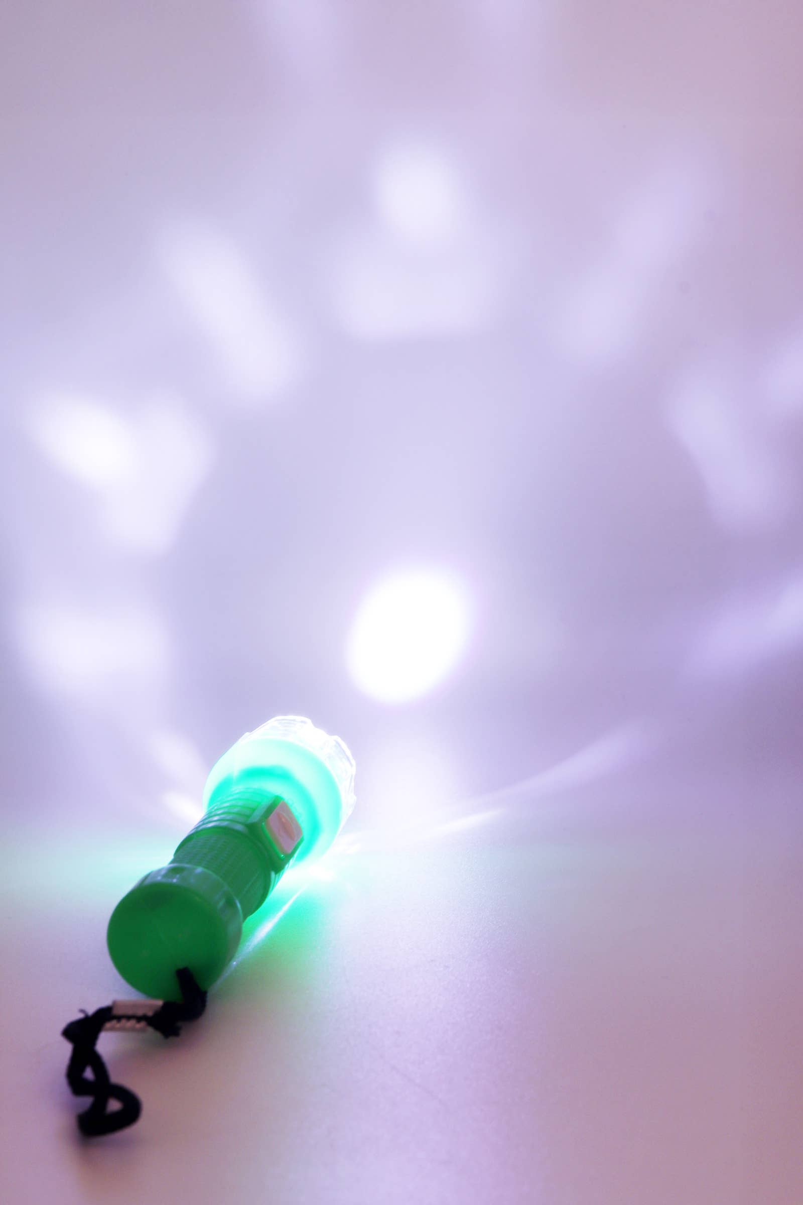 Cap Zone - Venta al por mayor Linternas - Mini linterna de mano LED de tamaño bolsillo - 12 uds.4