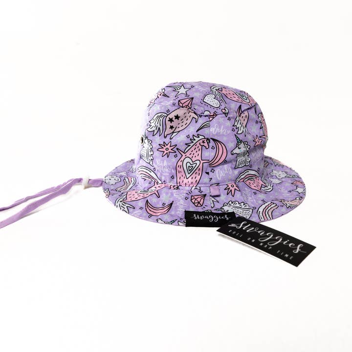 CHAPEAU RÉVERSIBLE MAGIQUE LICORNE pour la vente par Daycare Swaggies