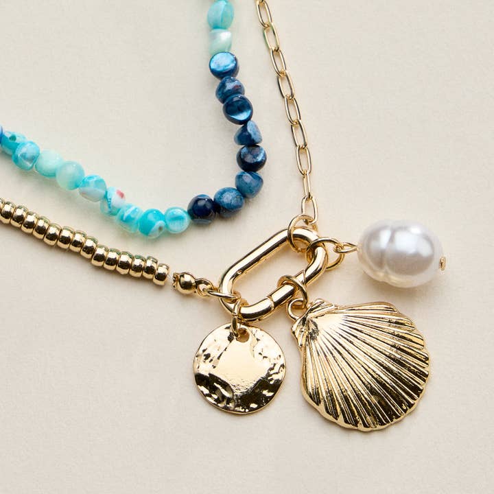 Bracelet à breloques en coquillage perlé pour femmes – Bracelet de perles multicolores avec breloques en perles et or pour la vente par Lilla Haven