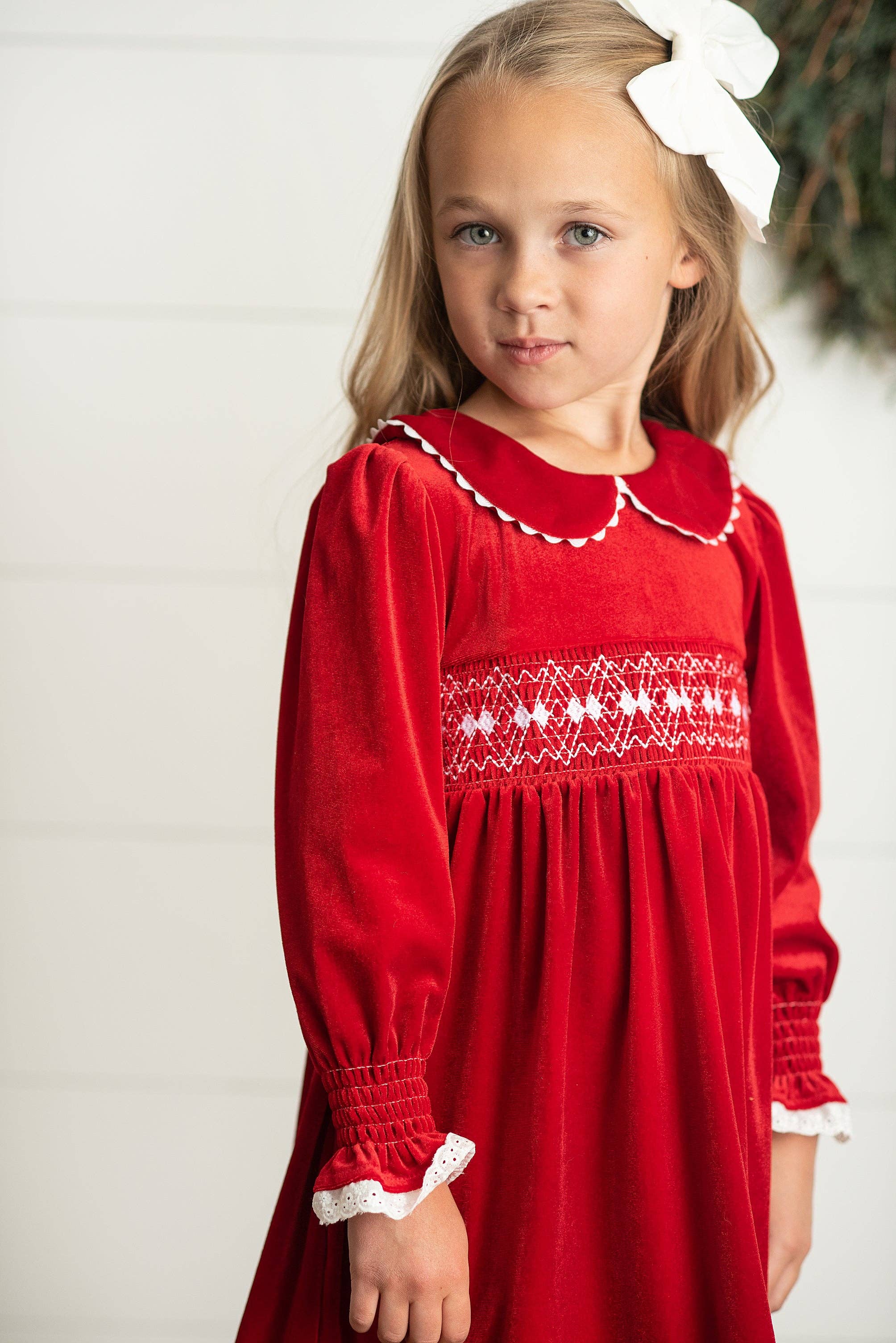 Wren & James - Vente Robe – enfant - Robe de vacances d'hiver Peter Pan en velours rouge en dentelle smockée pour enfants0