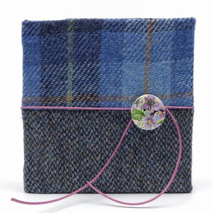 Tae Haud Yer Haiverings - Blu - Quadrato con bottone viola per la vendita all'ingrosso da parte di Bertie Girl