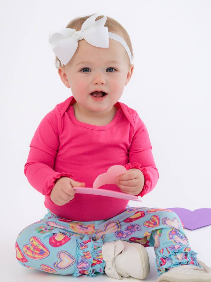 Leggings classici con volant per bambine dipinti con amore con volant posteriori distintivi per la vendita all'ingrosso da parte di RuffleButts + RuggedButts