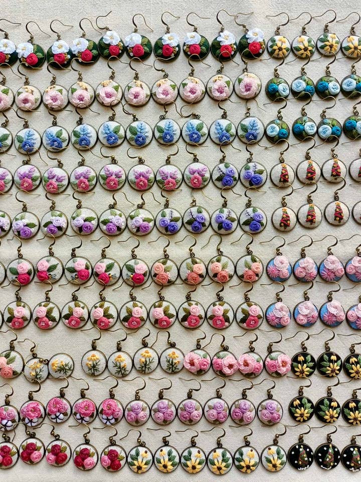 Mystiske broderede øreringe for engroshandel hos Ninu Handmade