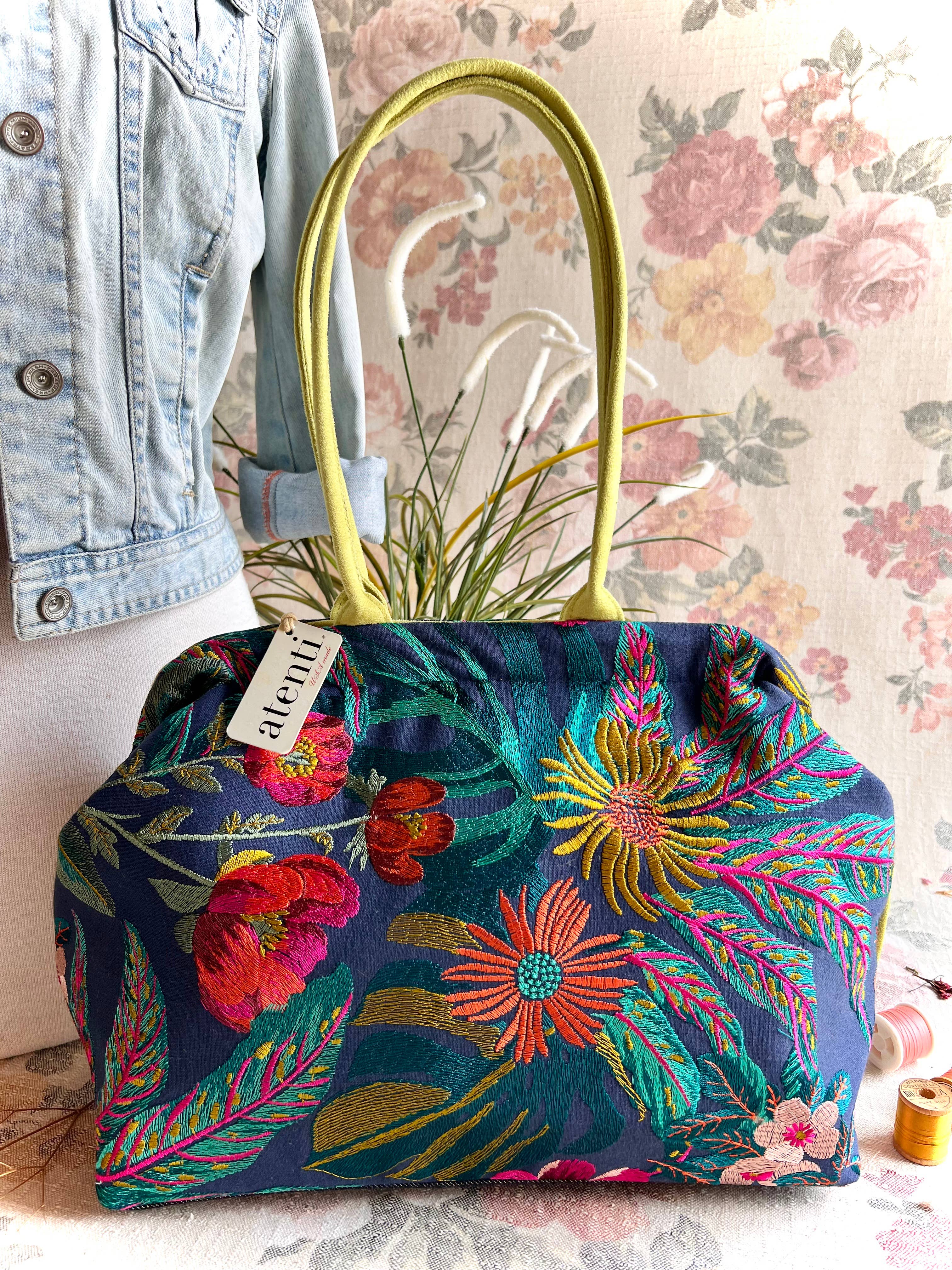 Atenti – Mala com alça superior – Mulher por atacado – Bolsa Doutora Moderna Flora Molly com Armação de Metal e Fecho de Pressão20