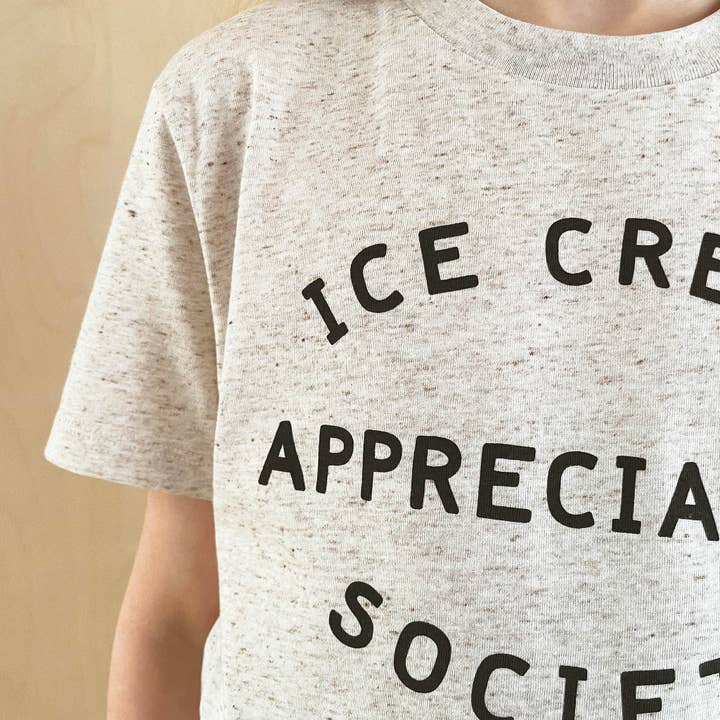 Alphabet Bags – Engroshandel T-shirt med serigrafitryk – til børn – Ice Cream Appreciation Society - børnet-shirt – Cookies & Cream1