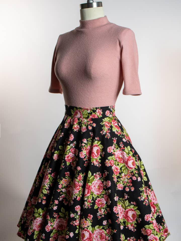 Kreissrock - Schöne Rosen auf Flanell für den Großhandel von Heart of Haute