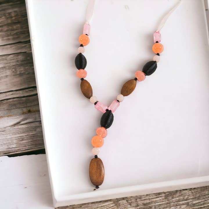 Saldi - Collana a Y con perline in legno di pesco e tessuto per la vendita all'ingrosso da parte di Elsie & Zoey