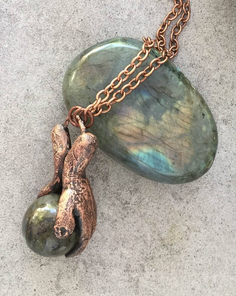 Glorious Healing Crystals - Venta al por mayor Collares con colgantes/abalorios - Colgante de manos curativas mágicas de labradorita esculpido a mano7