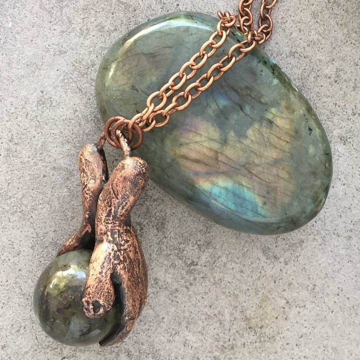 Glorious Healing Crystals - Venta al por mayor Collares con colgantes/abalorios - Colgante de manos curativas mágicas de labradorita esculpido a mano7