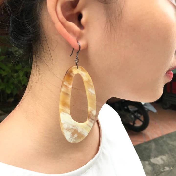 Hala Design – Engroshandel Hængeøreringe og creoløreringe – Chunky Horn øreringe, Tribal øreringe, Buffalo Horn smykker