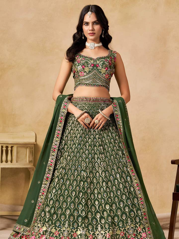Grøn Georgette Lehenga Choli til Indiske & Pakistanske Bryllupsfestivaler - Pailletter & Trådbroderi Arbejde for engroshandel hos HATKE BRIDE