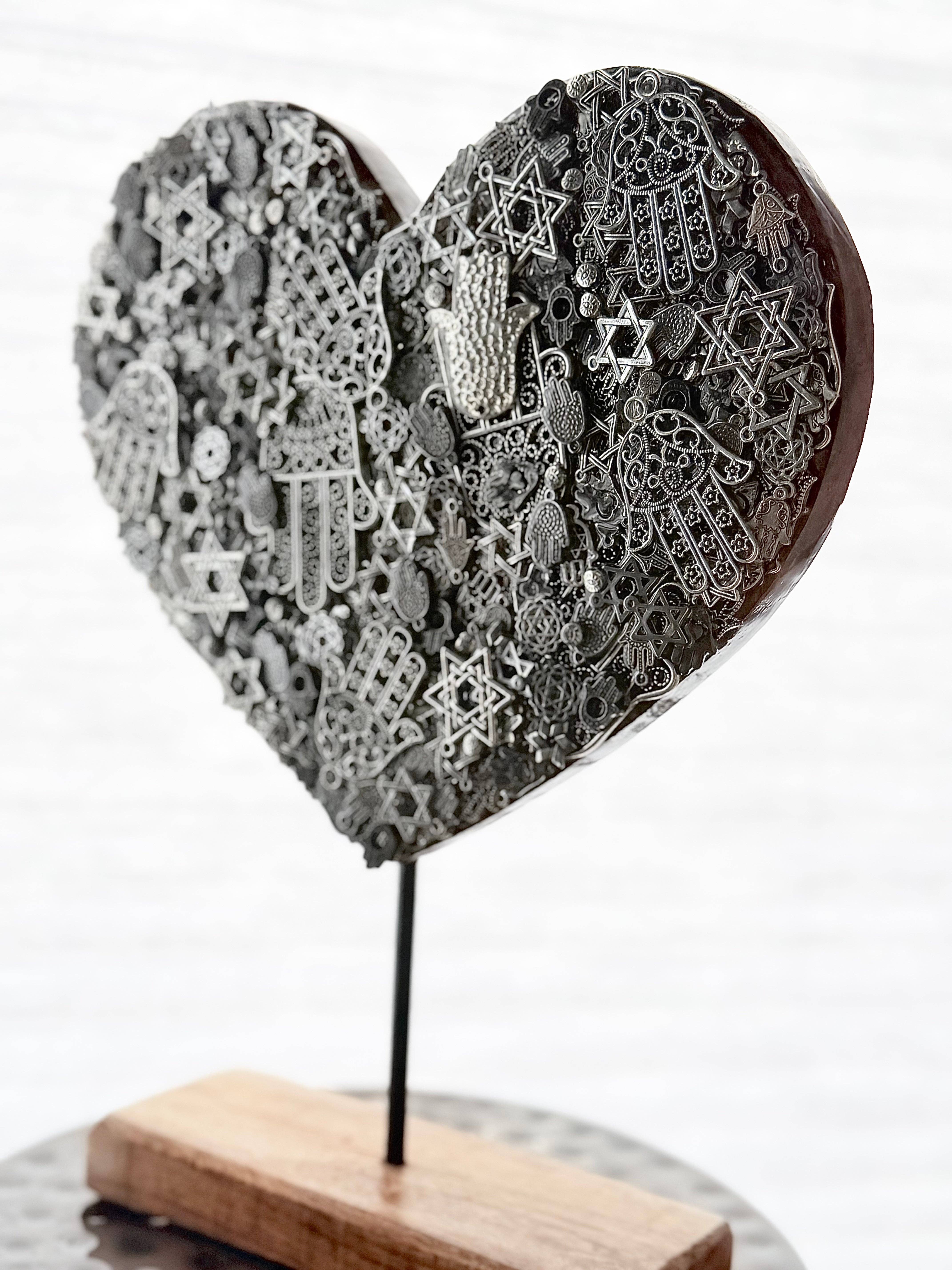 JEWISHJOY.co - Wholesale Decorative Tabletop Object - Heart on Stand - 2025.022