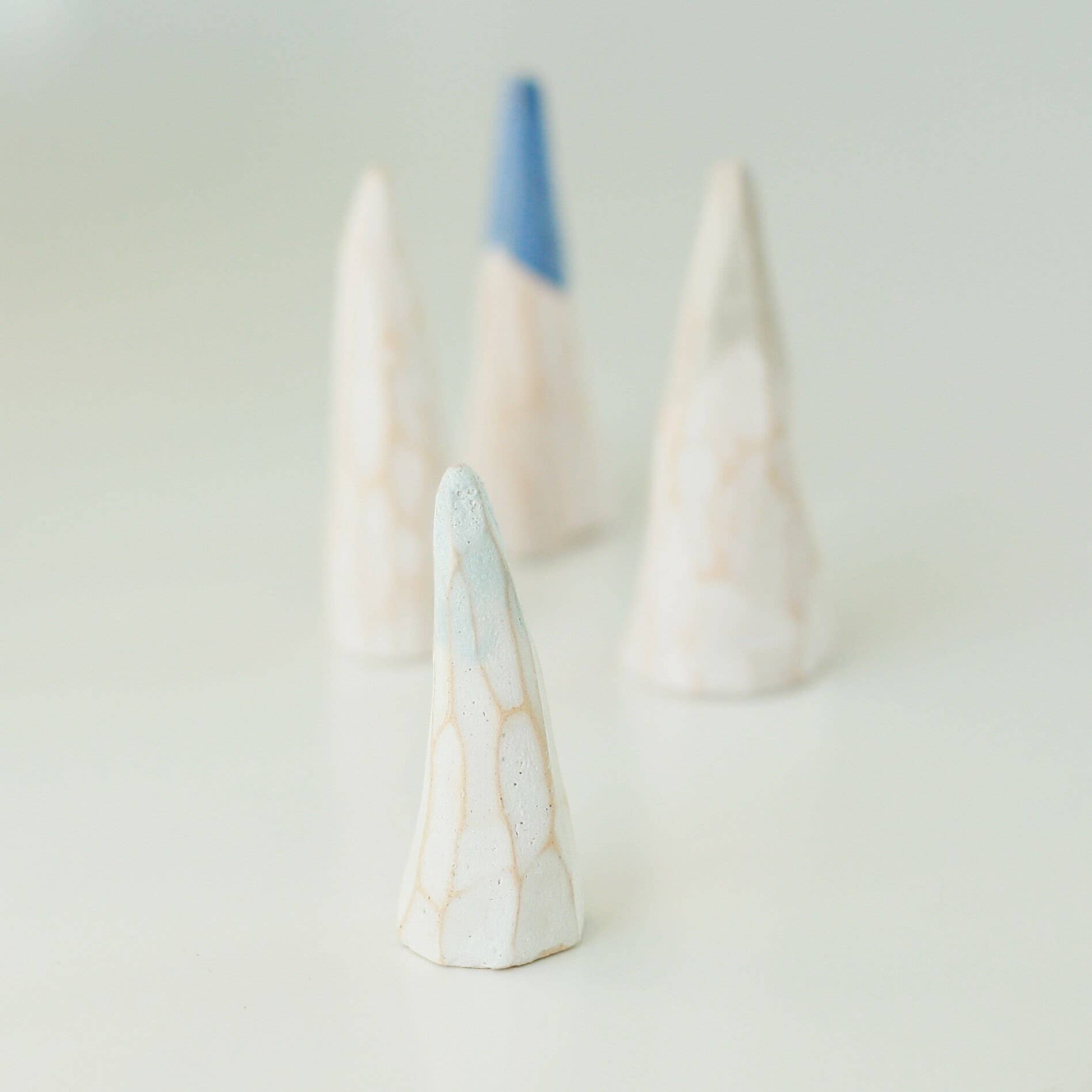 Meadowbelle – Großhandel Schmuckständer & -display – Halterung für Ringe. Keramikring Kegel. Geometrischer Berggipfel. Schale mit Ringen. Ring-Anzeige. Idee zur Verlobung Ehering-Halter. Schmuck-Organisation9