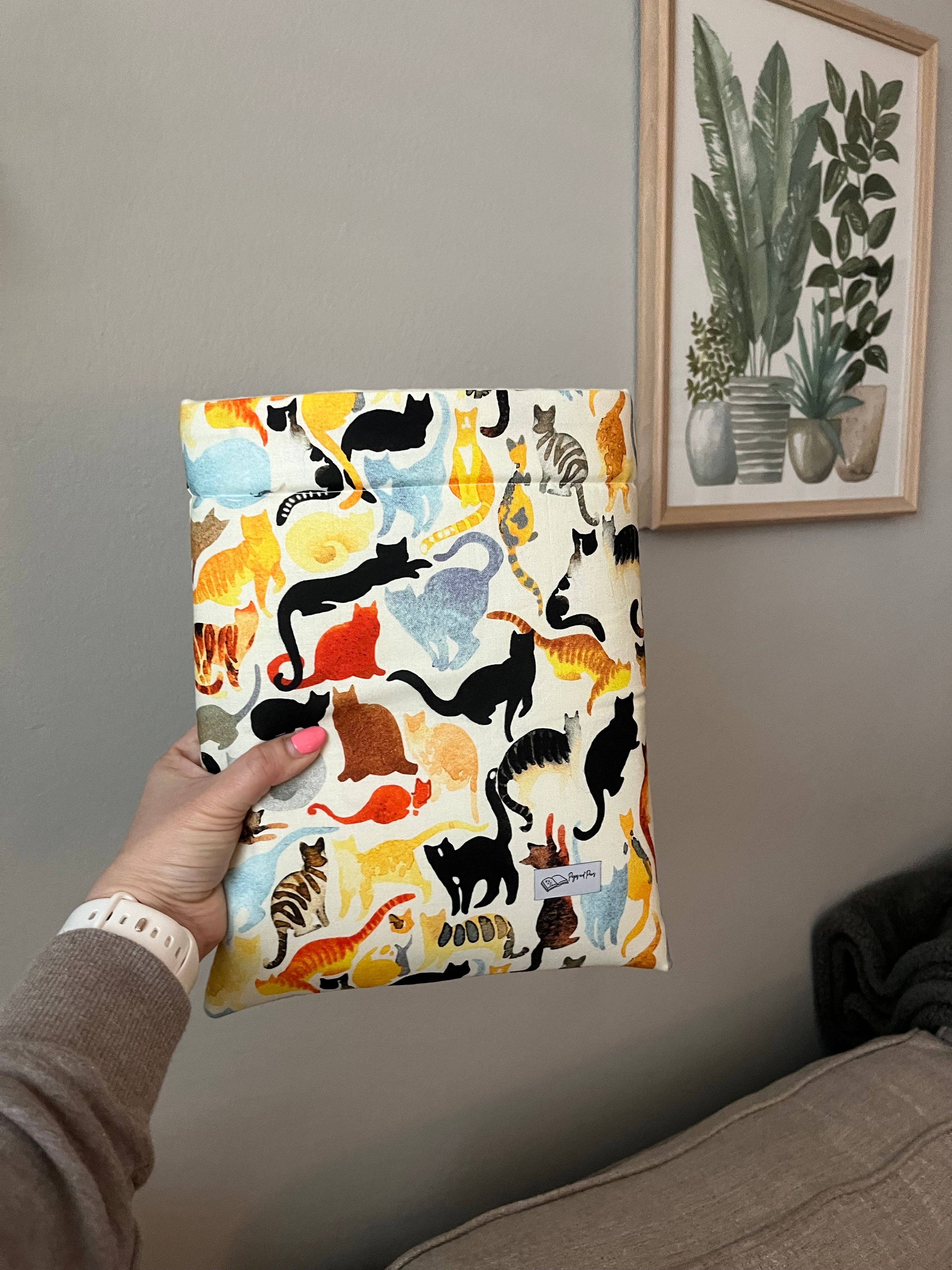 Pages and Paws – Capa de livro por atacado – Capa de livro para gatos em aquarela colorida1