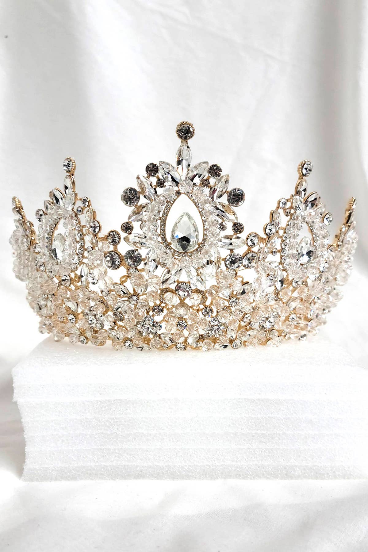 Chicas - Wholesale Tiara - Women's - Metal tiara with crystal balls and jewel rhinestones HT9620