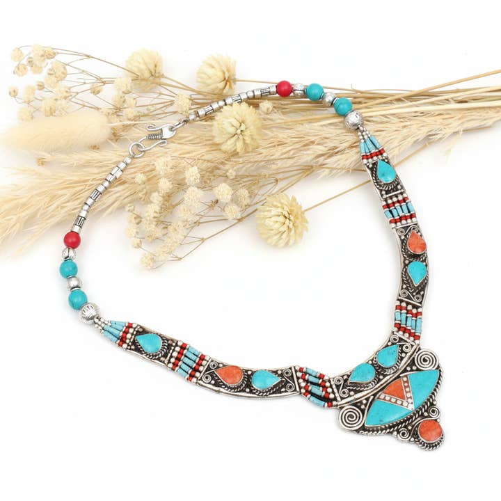 Turkis og koralhalskæde for engroshandel hos Produtos Namasté