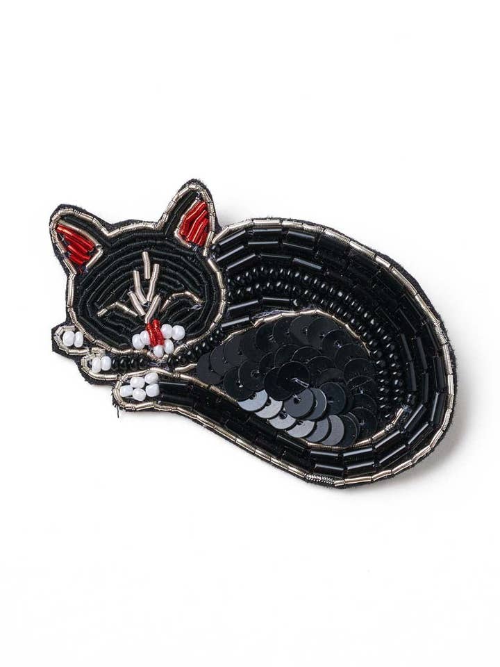 Broche Épingle Chat Endormi Perlée Bala Mani - Fait Main pour la vente par Matr Boomie Fair Trade