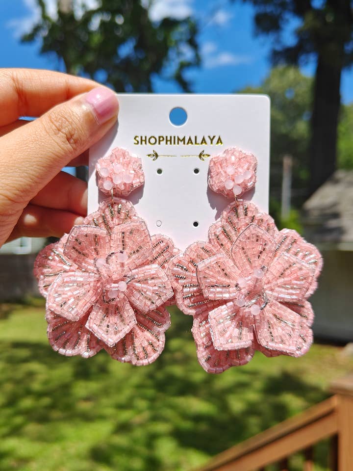 Lyserøde perlebesatte blomsterøreringe iøjnefaldende håndlavet blomsterdesign for engroshandel hos ShopHimalaya