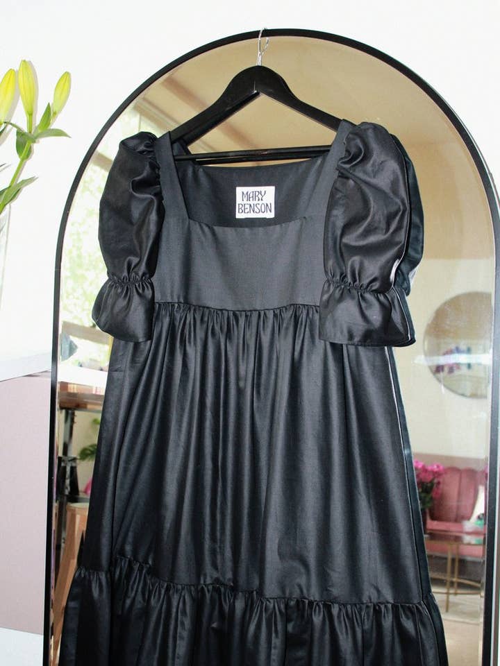 Zelda in zwart katoensatijn voor wholesale door MARY