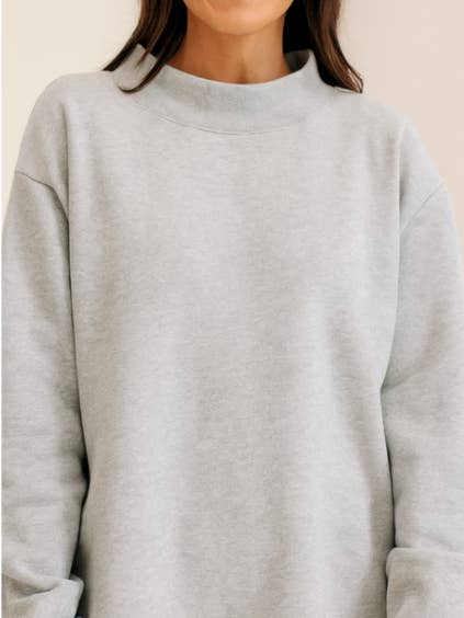 Sweat-shirt à col montant, gris pour la vente par GRACE+EMMA by Southern Grace