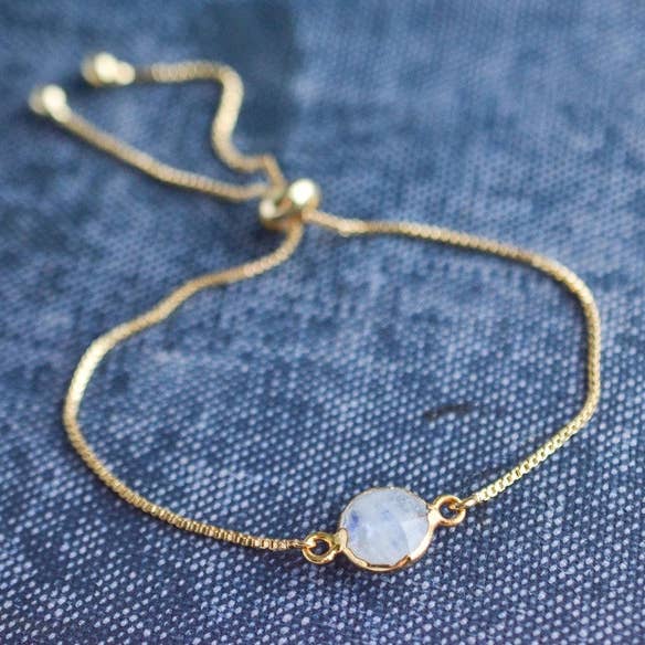 Bracelet en pierre de lune en or délicat pour la vente par Livin Freely